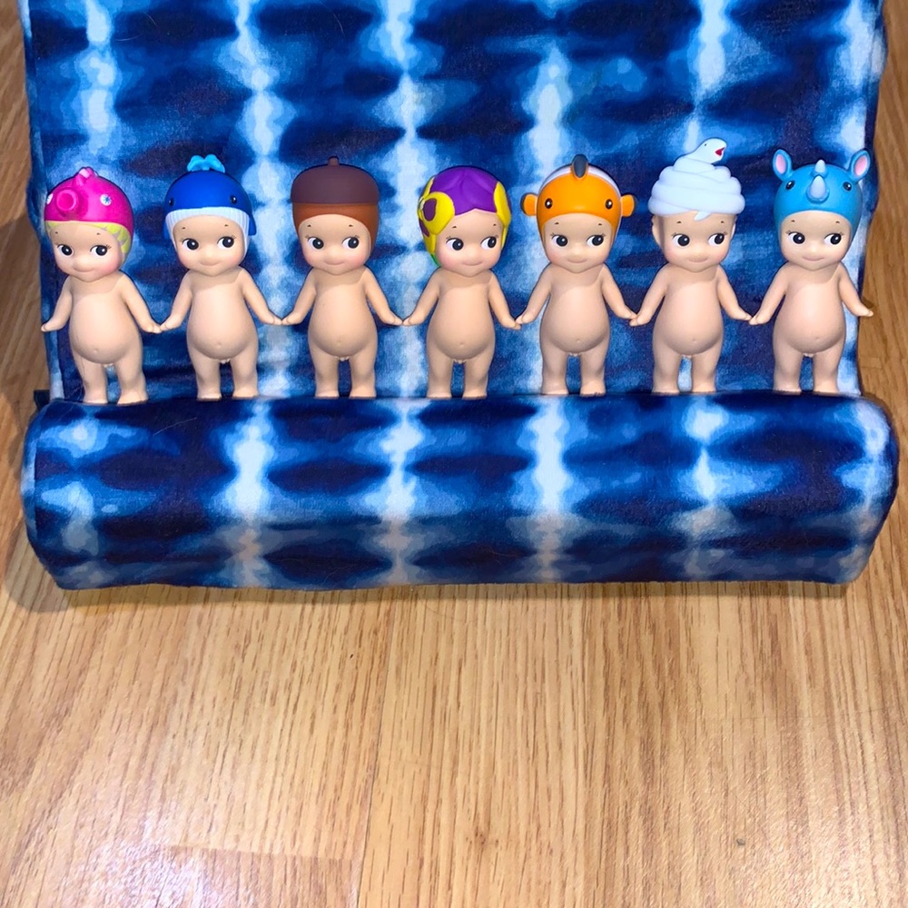 Selling 7 Sonny angels range from different colors all same size